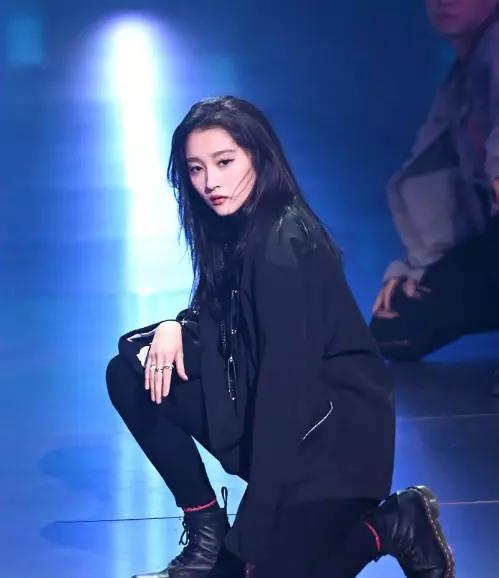 关晓彤跳舞视频魔性扭腰,22岁关晓彤美得高调