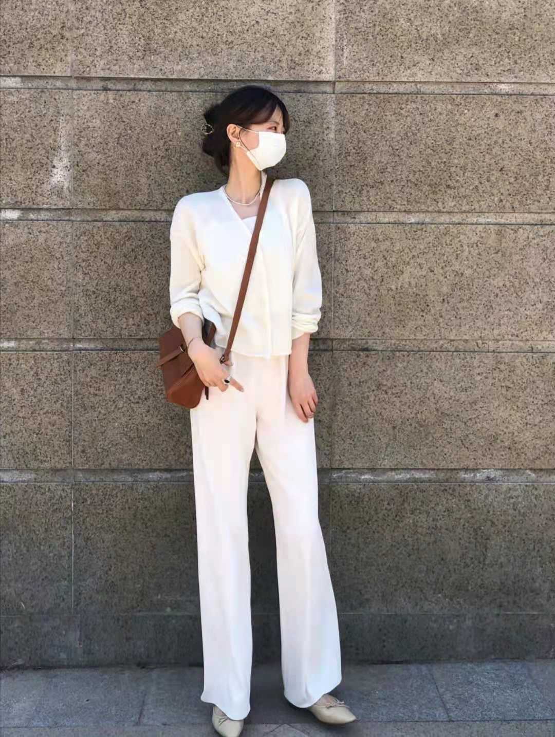 50岁白裤子搭什么上衣好看,米白宽腿裤子配什么上衣好看