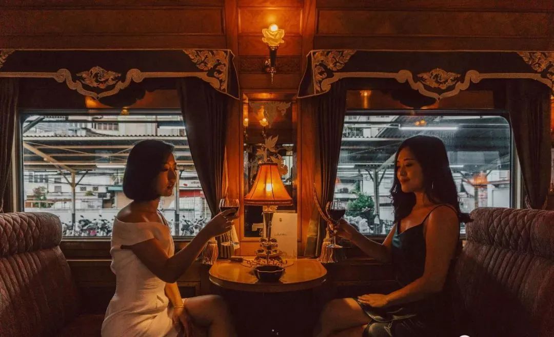 你以为火车只有泡面盒饭？火车文化的精髓，是堪比米其林的美食啊