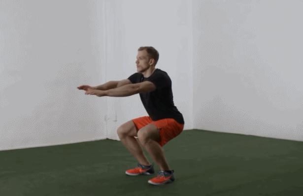 一天300个深蹲算过度吗,一次做100深蹲和分批做100深蹲