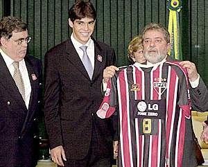 足球十大帅哥卡卡,足坛十大帅哥第一名卡卡