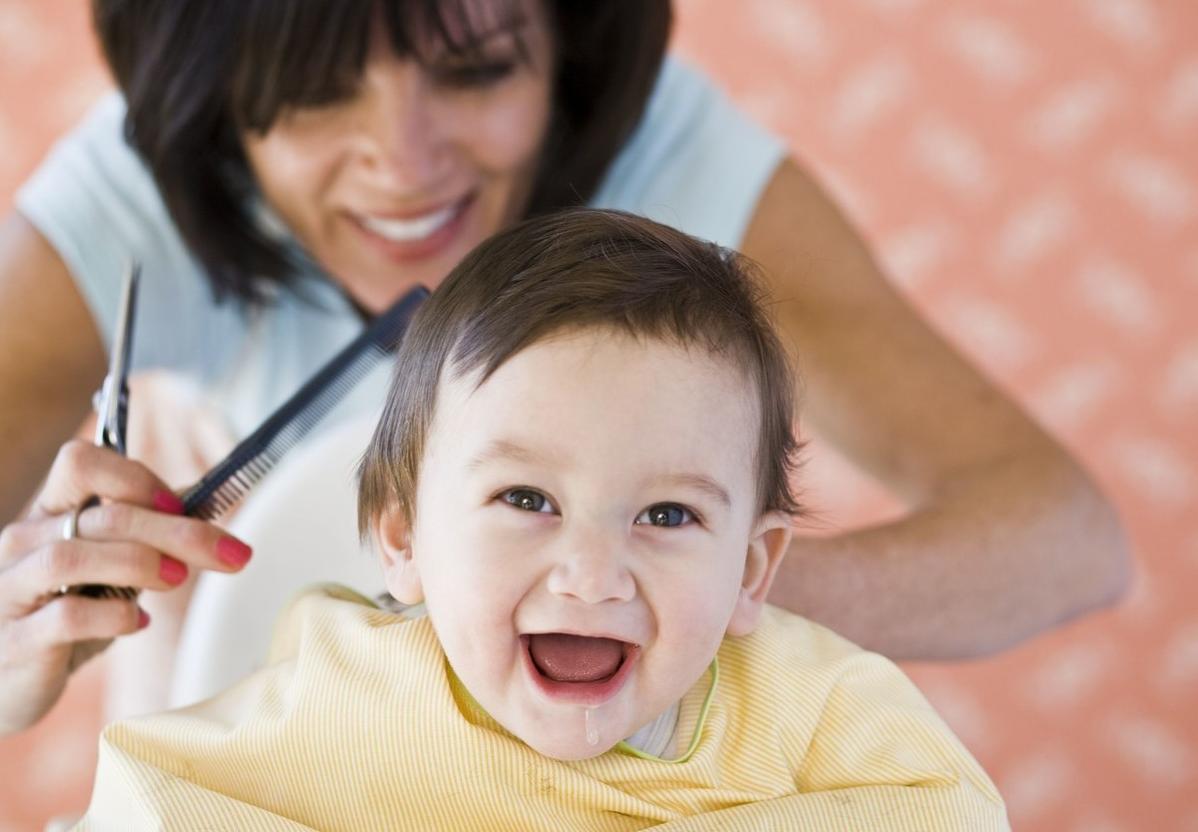 宝宝理发哭闹的解决方法和步骤,宝宝非常抗拒理发该怎样正确引导