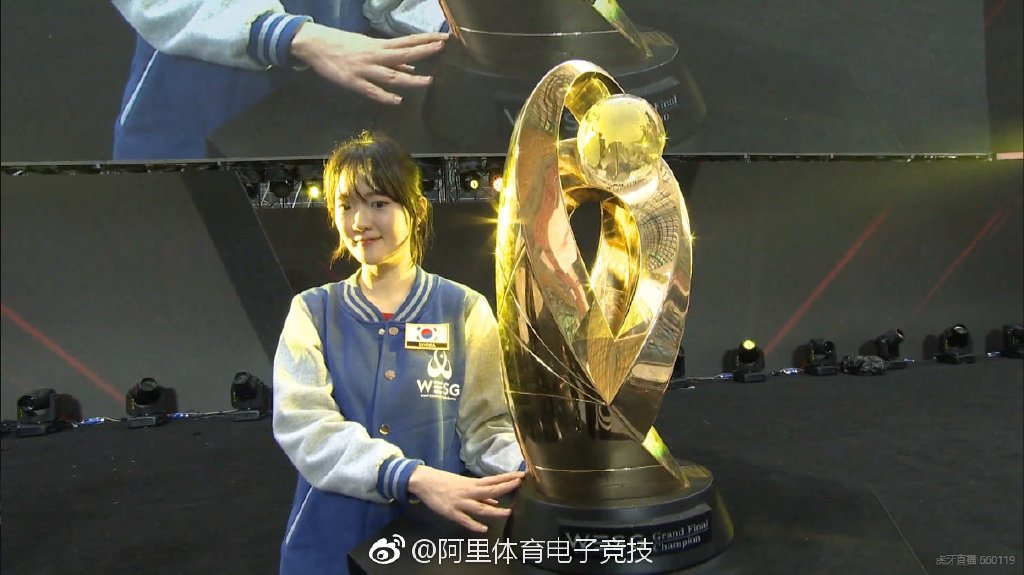 炉石传说：罕见韩国美女竟是世界冠军？网友：小姐姐天下第一