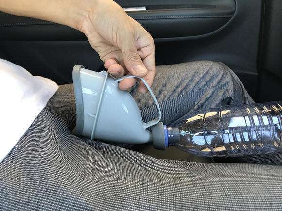 高速路上堵车尿急怎么办,高速路上堵车尿急该怎么办