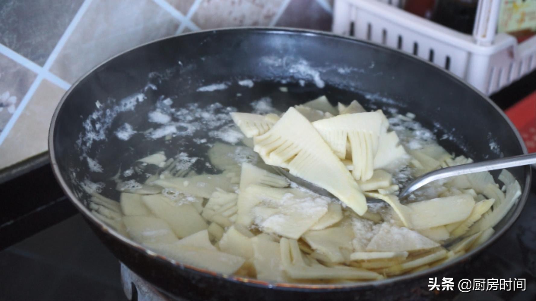 已经炒好的竹笋苦的怎么去除苦味,新鲜竹笋焯水后有苦味能泡一夜吗