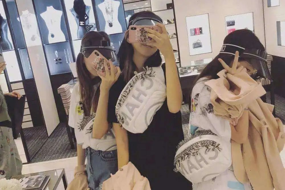 李嫣回应被质疑炫富,李嫣疑不满闺蜜聚会遭曝光