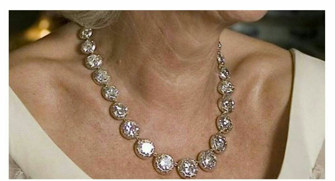 戴安娜和卡米拉都戴了一顶小王冠,珍珠和卡米拉视频