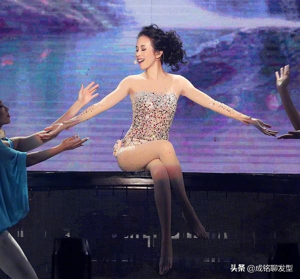 莫文蔚发型羊毛卷,48岁的莫文蔚依旧美丽动人