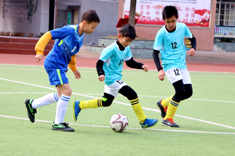 足球少年各显神通,足球少年巅峰对决