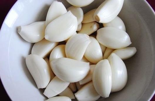 为什么吃大蒜会肚子疼,为什么吃大蒜会出现恶心