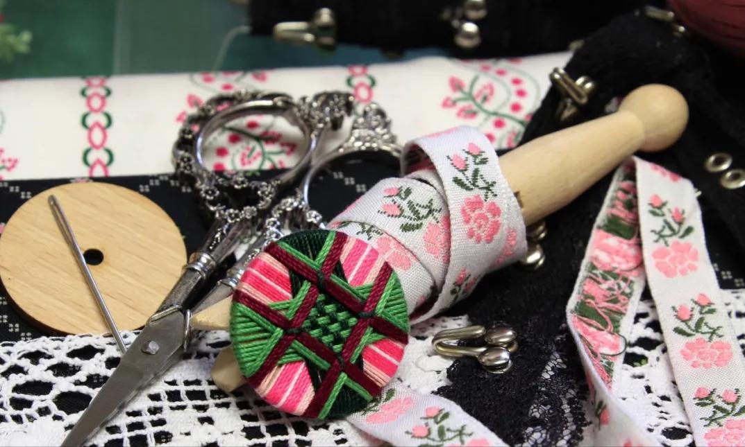 一个圆周边加一点装饰,用彩线做简单的小装饰