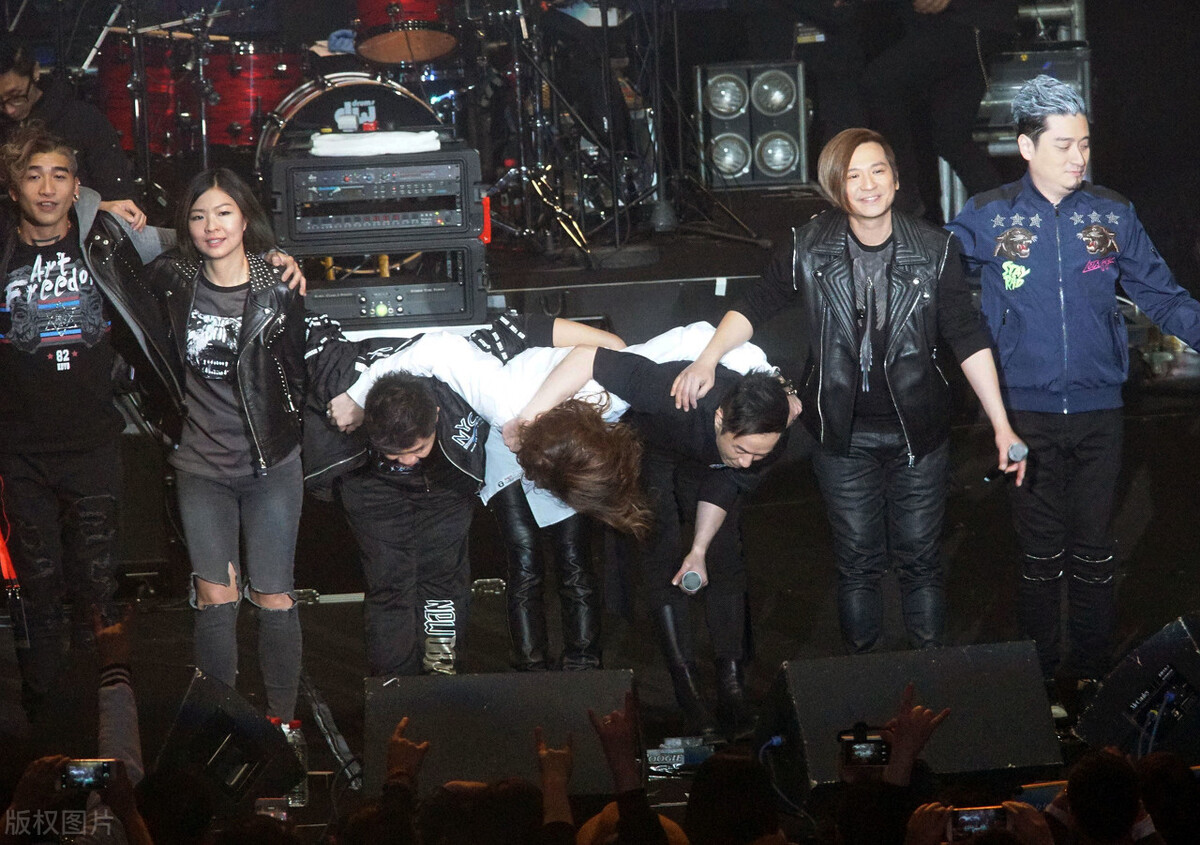 黄贯中转头看向黄家驹图片,黄贯中还会和黄家强追忆家驹么