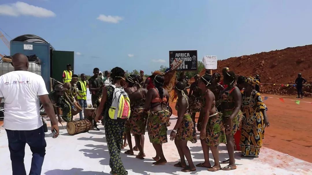 腐败非洲：啥劫匪……黑叔叔居然被一瓶可口可乐就给收买了。