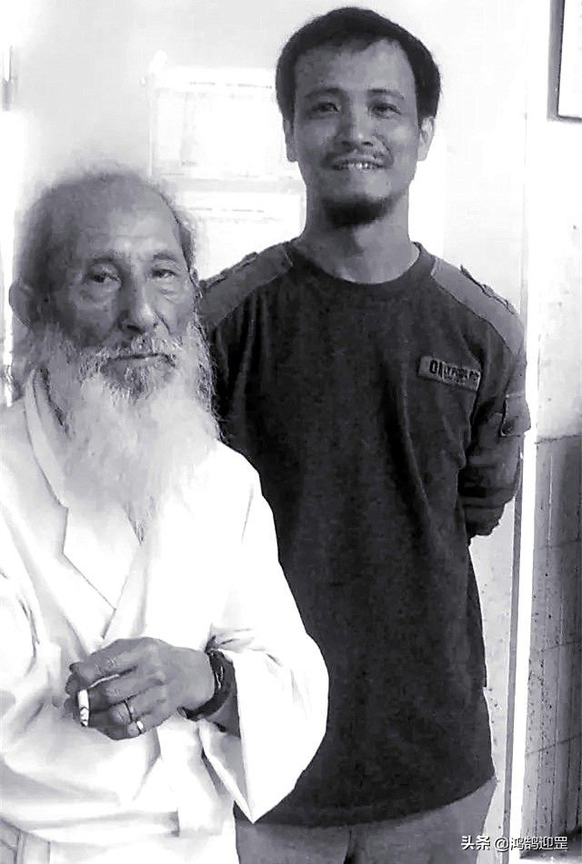 老人拍照被嫌弃,老人拍全家福被嫌弃