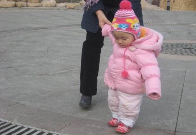 宝宝过早学站立腿不直,婴儿几个月练站不影响腿部发育