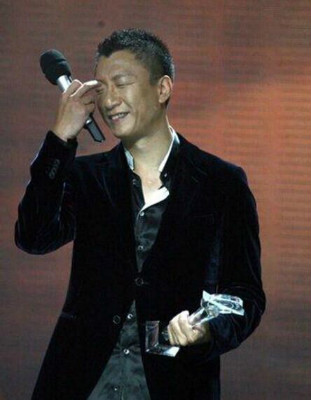 孙红雷领奖感谢母亲,孙红雷上台领奖名场面