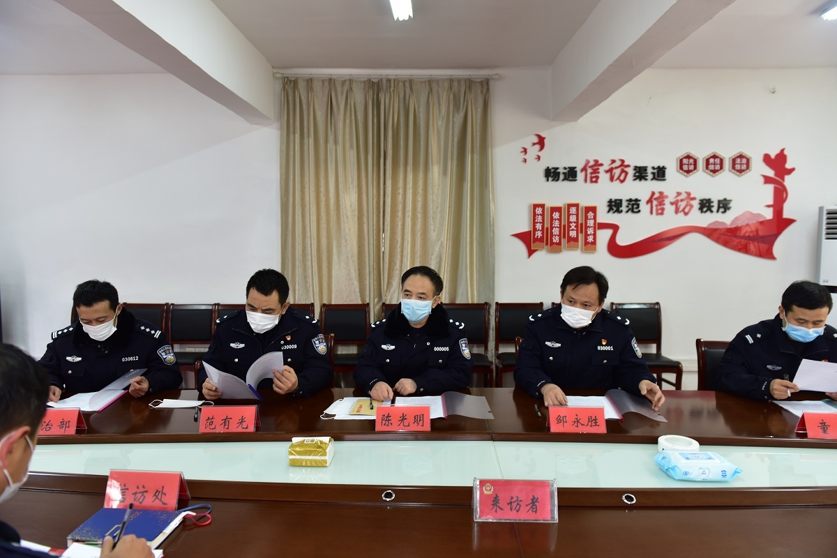 江西省公安厅*党**委委员、副厅长陈光明春节前夕在景德镇市走访慰问