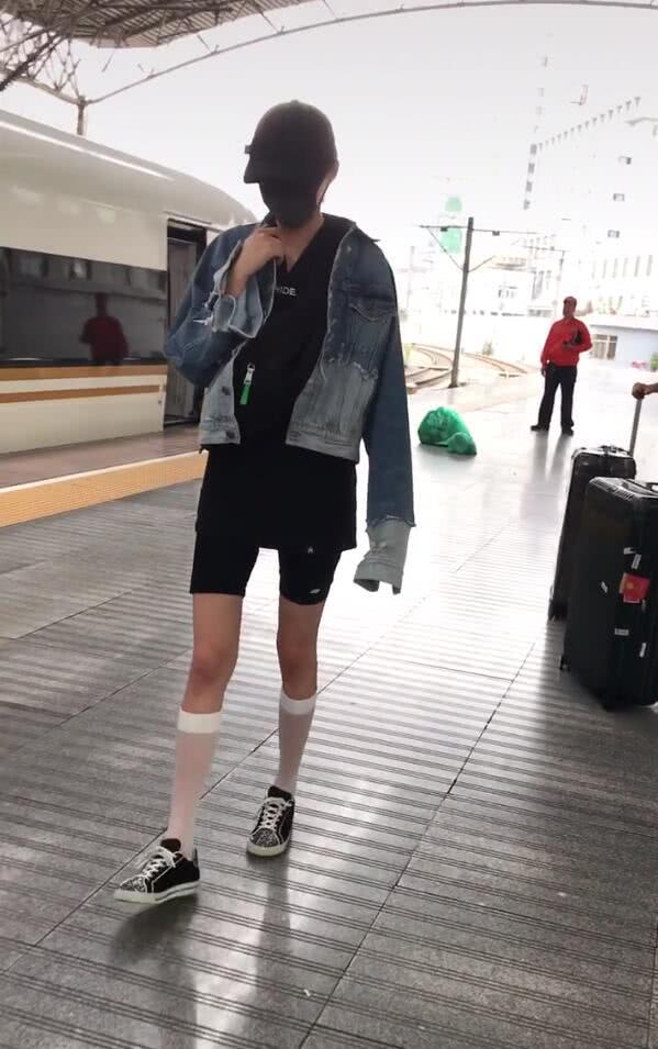 关晓彤反戴鸭舌帽,关晓彤戴着口罩