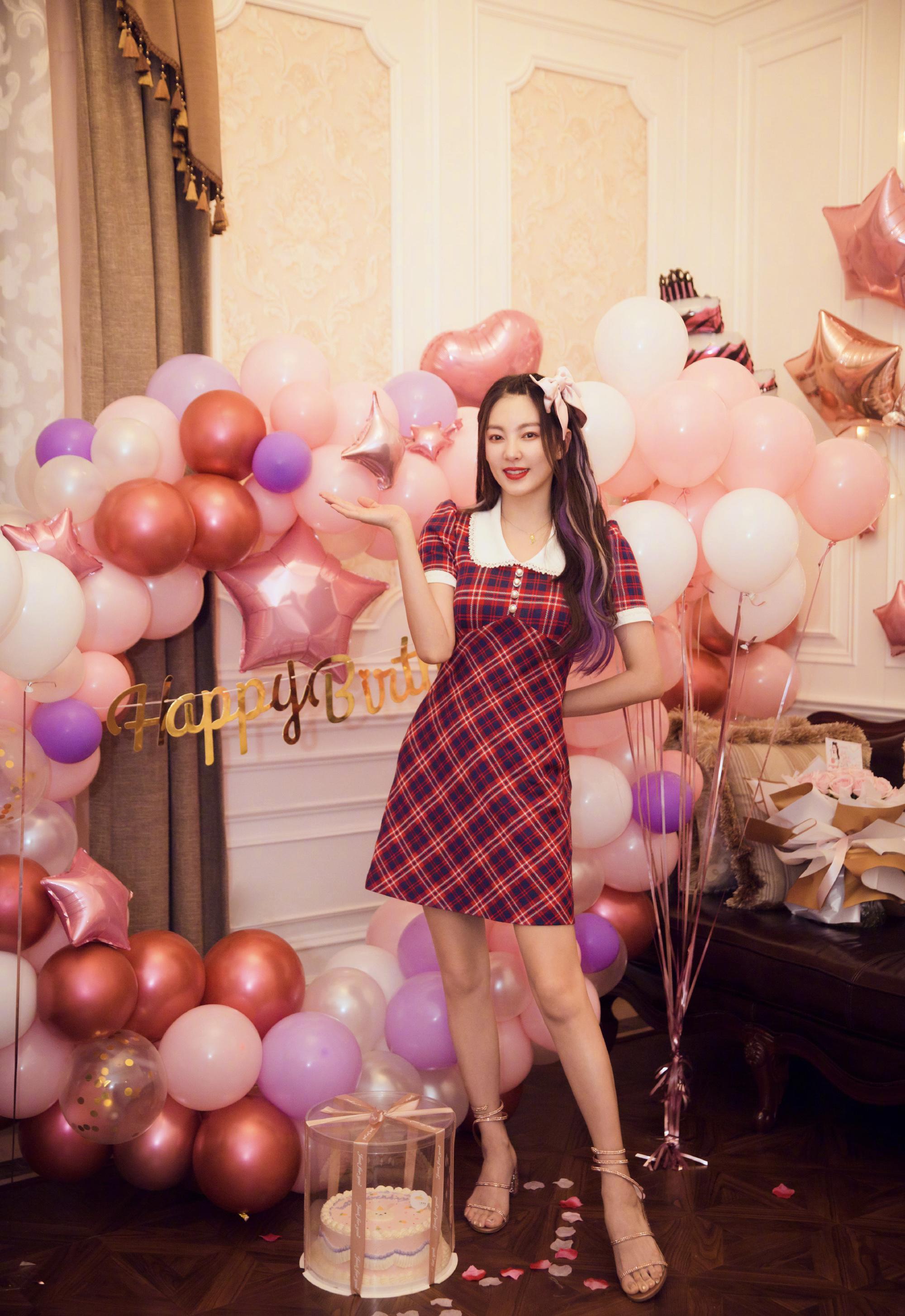 张雨绮走红毯绿色深v抹胸礼服,张雨绮穿玫红色大v礼服走红毯