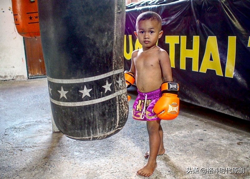 怎么练习泰拳扫踢胫骨比以前粗了,泰拳练习踢树