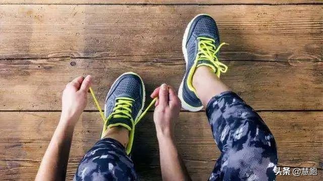 如何挑选耐用衰减慢的跑鞋,夏天男士跑鞋怎么挑选