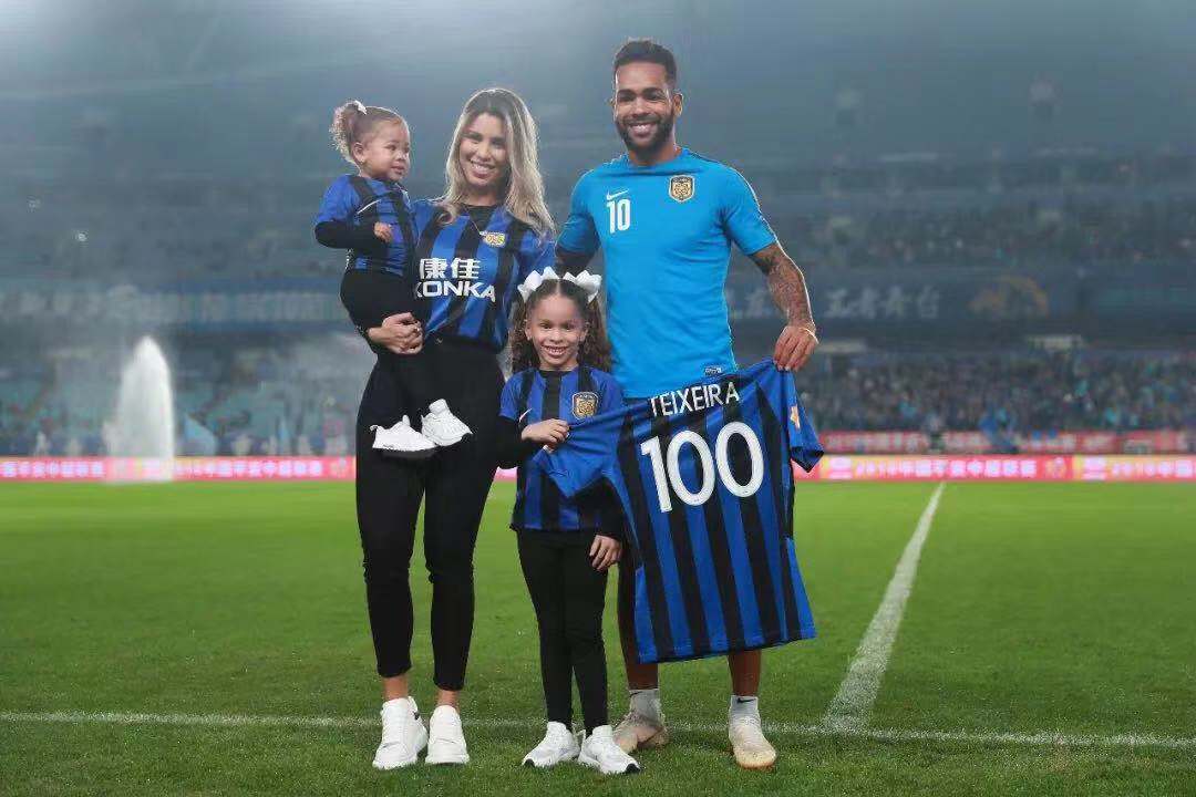 特谢拉加盟苏宁首秀,赛前特谢拉现身苏宁踩场