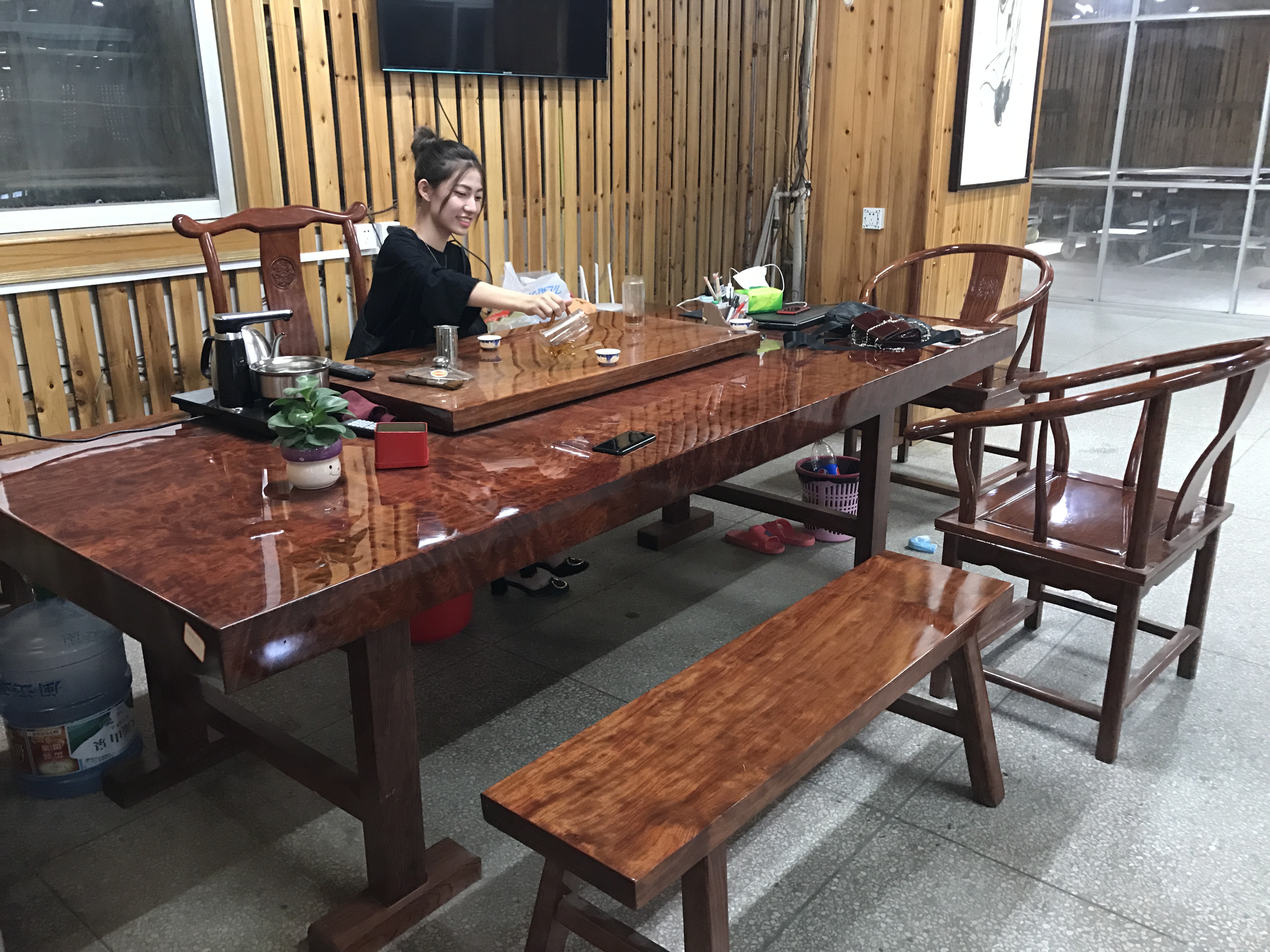 成都土豪50岁娶媳妇，聘礼给70吨，整整5卡车，漂洋过海太浩大