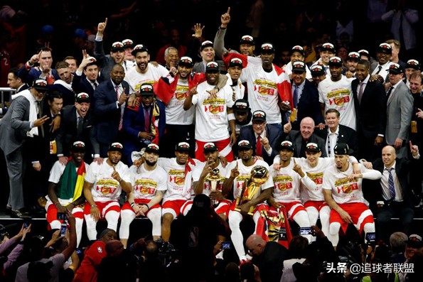猛龙总冠军伦纳德跟林书豪的合影,猛龙夺冠合影