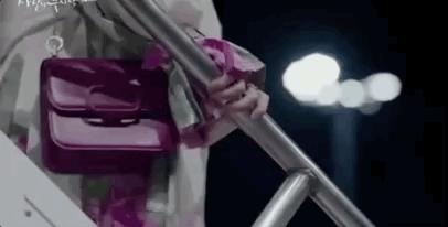 孙艺珍机场最新款包包 (孙艺珍 爱的迫降 瑞士穿搭西装)