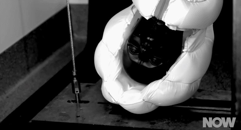 戴在脖子上的气囊,安全气囊弹出手会受伤吗