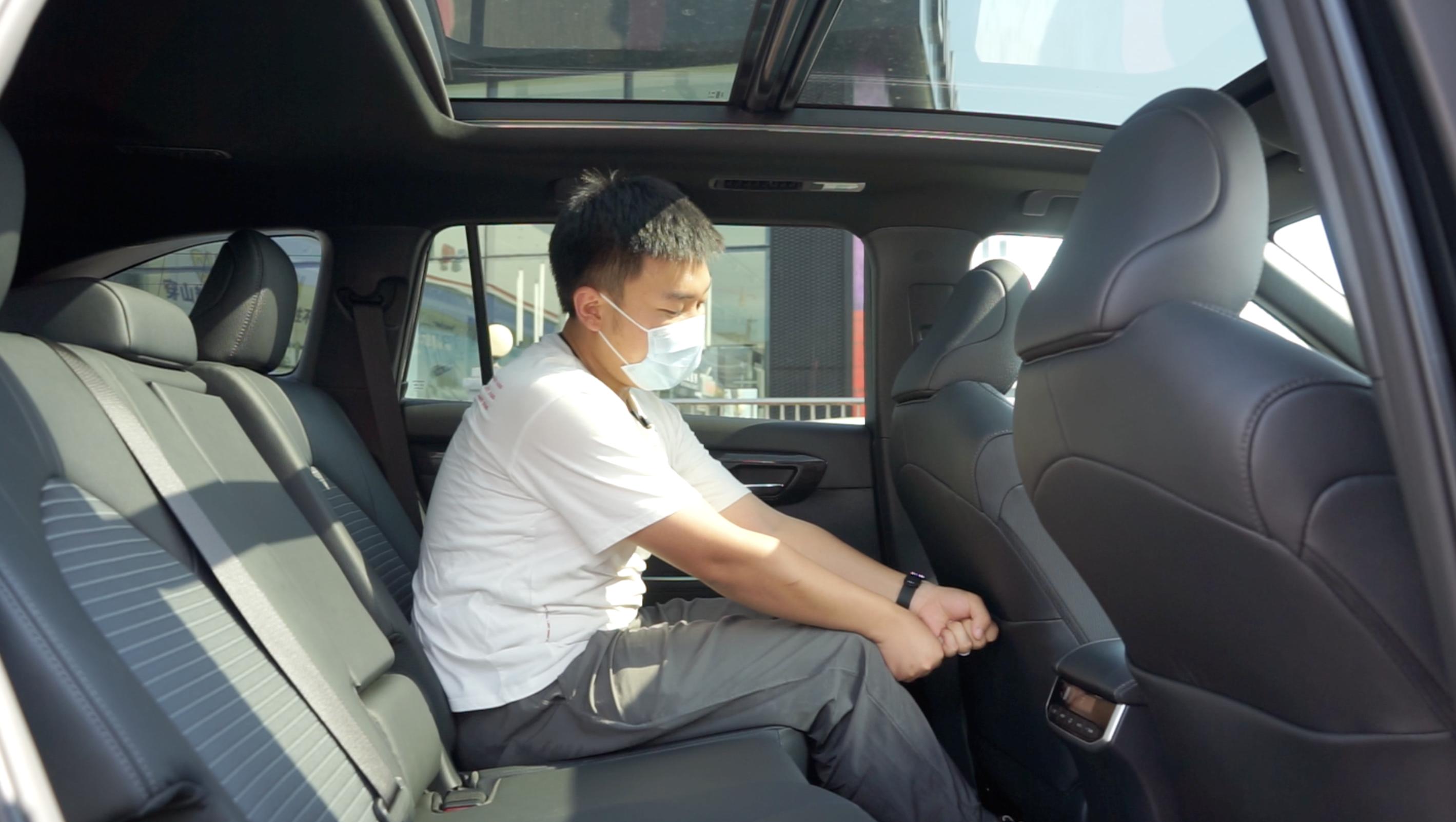 皇冠陆放银色到店实拍,皇冠陆放七座混动版2021长宽高