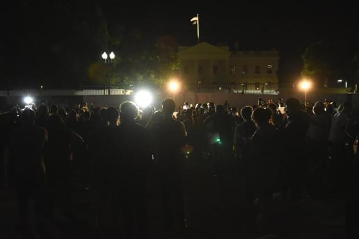 刚刚，加拿大警察导致“黑人之死”，多伦多4000人包围警察局*威示**