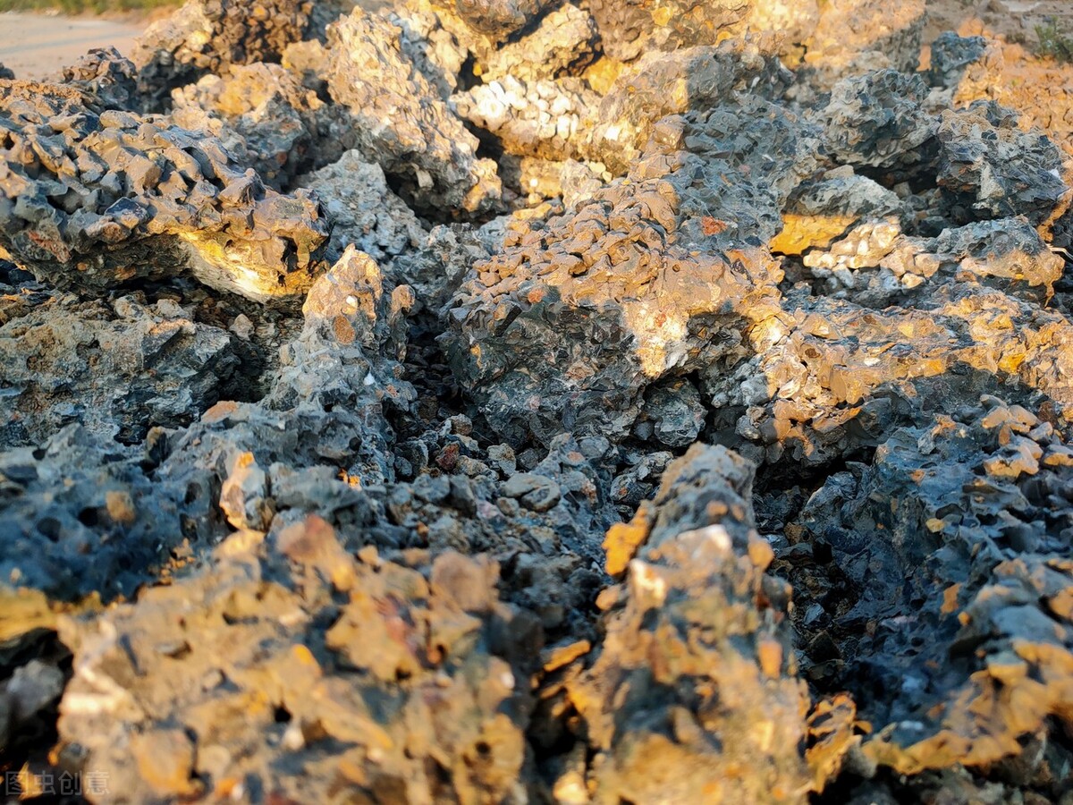 腮帮子内壁有个硬疙瘩嘴里生疮,嘴里长了个肉疙瘩溃烂了