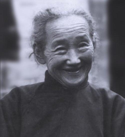 *世友许**嗜酒如命，和毛主席“约法三章”，被周总理喝得滑到桌子下