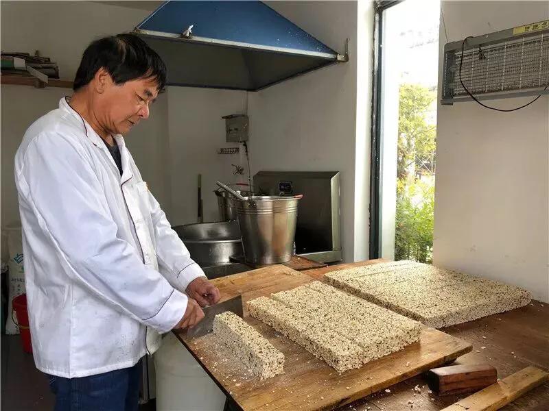 宁波这家小店的冻米糖又酥又香，老师傅做了40多年