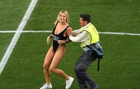 欧冠赛场再现惨案,欧冠再现捂脸名场面