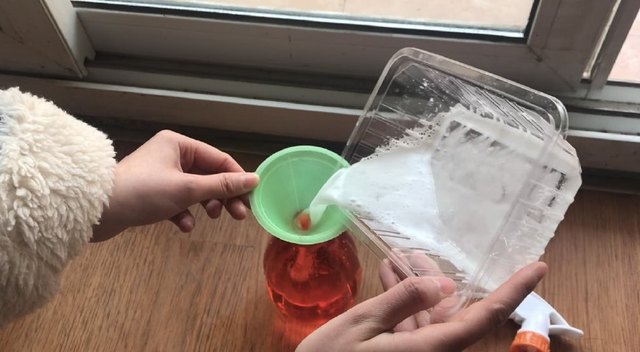 家政清洁常用玻璃清洁剂,家政公司用什么清洁剂洗玻璃