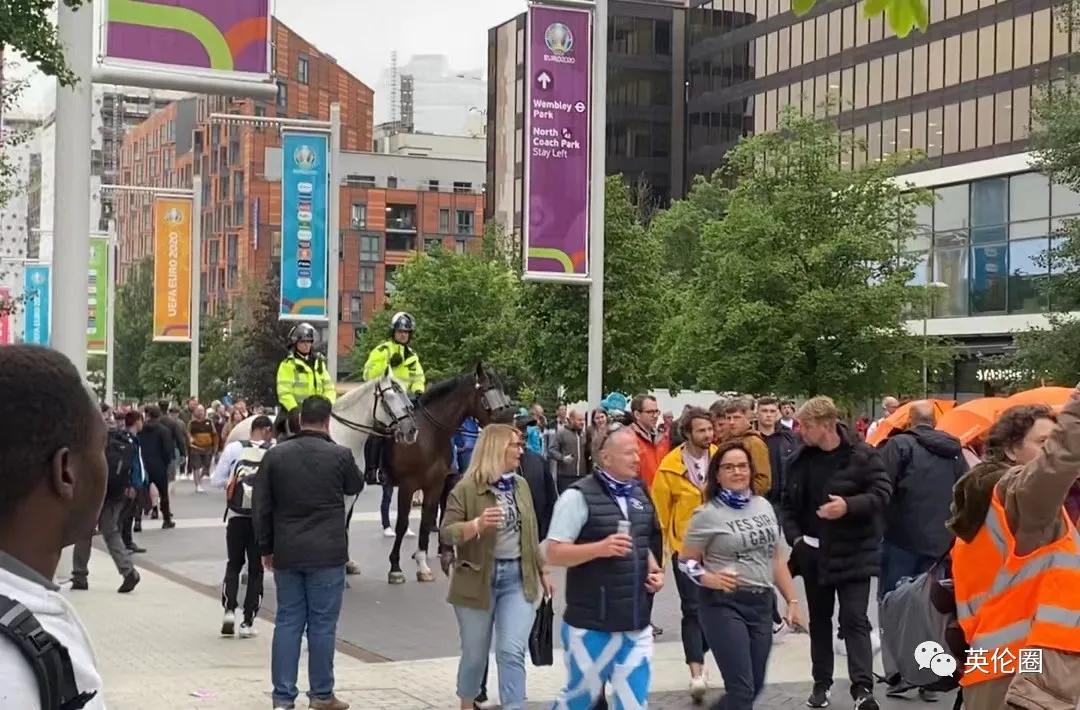 街头斗殴、醉酒裸奔...一大波短裙男子不顾警告涌入伦敦