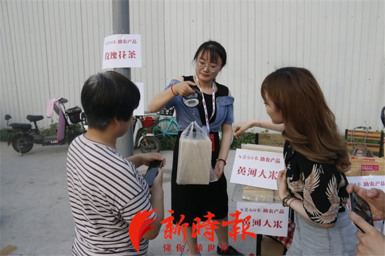 新时报3名美女记者体验夜市摆摊，挖到第一手“赚钱秘笈”