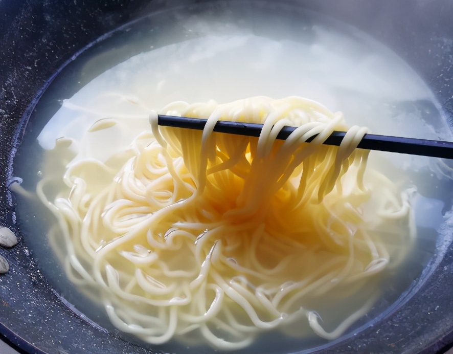 煮面条，别直接用清水，记得多做2步，面条筋道爽滑，鲜香又美味