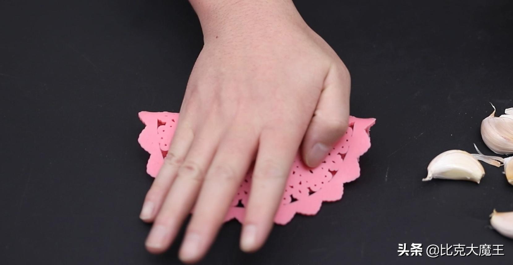 剥大蒜还有简单技巧，只需轻轻一搓，大蒜皮自动脱落，太方便了