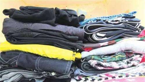 不穿的旧衣服怎么处理送人,不穿的旧衣服别急着扔