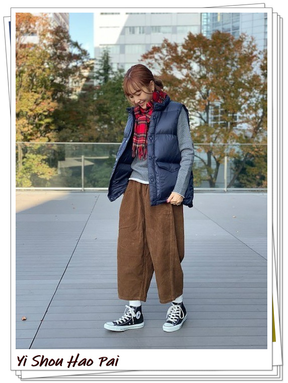 黑色的棉背心外套怎么搭配,海军蓝羽绒