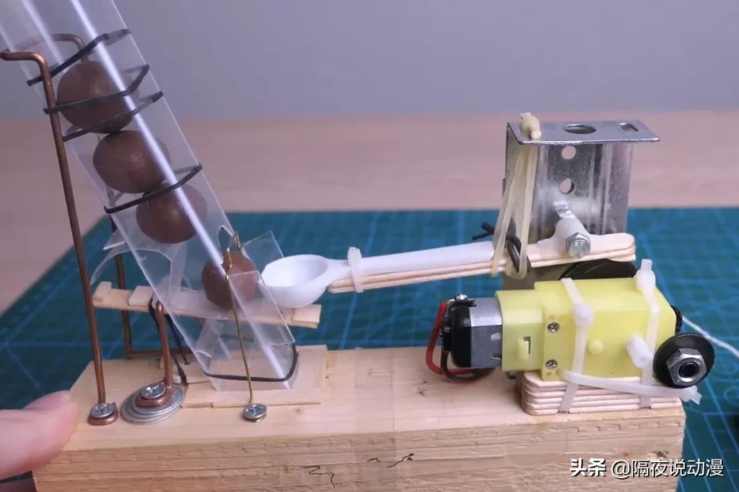 他是B站手工区鬼才,用13条视频收获近百万粉丝,曾冲上全站第一