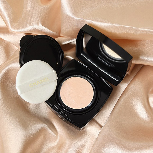 CHANEL全新气垫水粉底系列来啦，夏天也可带出莹亮肌