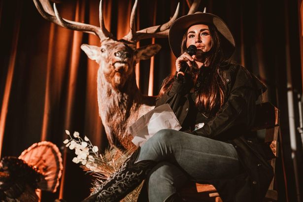 澳洲女子移居美国后爱上打猎，还发了张炖熊肉照片，网友大骂无耻