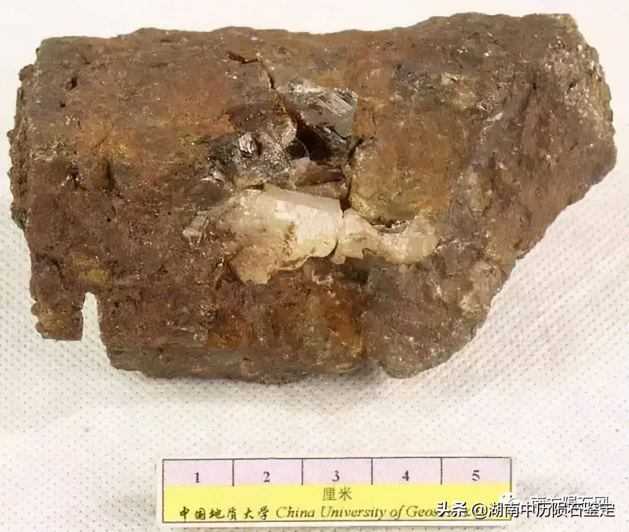 月球陨石与地球矿石的区别,月球陨石和矿石有什么区别