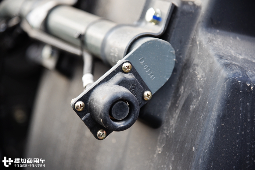 来自中国重汽的国民重卡，老司机带您重新认识豪沃T7H牵引车