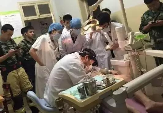 姑娘,我掏根管的时候,你舌头放尊重一点