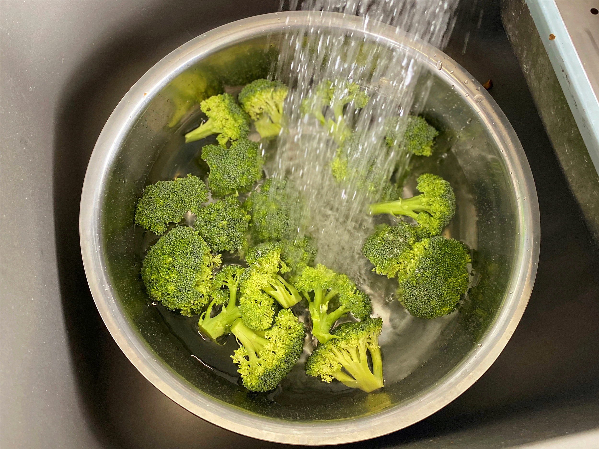 怎么清洗西兰花能去除农药和虫卵,西兰花怎么洗才能去掉虫卵